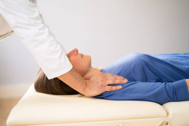 レイキセラピーオルタナティブヒーリングマッサージ - reiki alternative therapy massaging women ストックフォトと画像