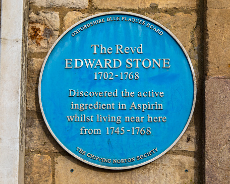 Chipping Norton, UK - April 10th 2022: Plaque dedicated to Revd Edward Stone, marking near where he discovered the active ingredient in Aspirin, located in Chipping Norton, UK.