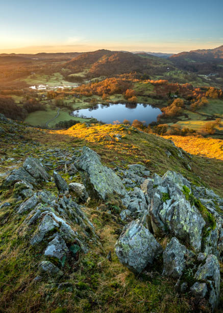 loughrigg tarn autumn morning, lake district, regno unito. - uk mountain color image cumbria foto e immagini stock