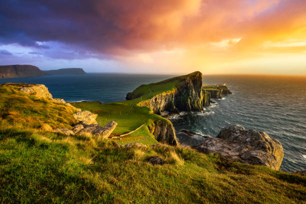 スコットランドのナイストポイント灯台でのカラフルな夕日。スカイ島。 - 壮大な景観 ストックフォトと画像