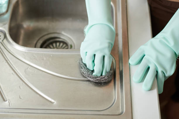 istock Woman Using Metal Sponge 1394635871