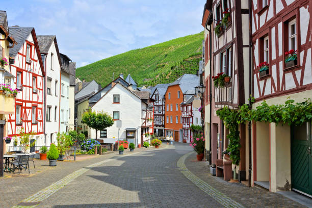 ベルンカステル・キュースの町にある木骨造の建物の通り、ドイツ - german culture germany vineyard village ストックフォトと画像