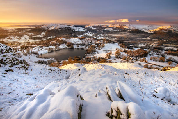 snow covered loughrigg fell, lake district, regno unito. - uk mountain color image cumbria foto e immagini stock