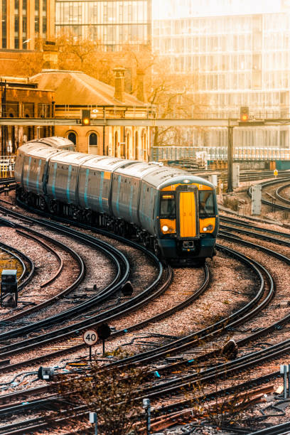 tren de central eléctrica de battersea - non urban scene railroad track station day fotografías e imágenes de stock