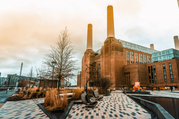 london's iconic battersea power station - building exterior obsolete abandoned damaged imagens e fotografias de stock