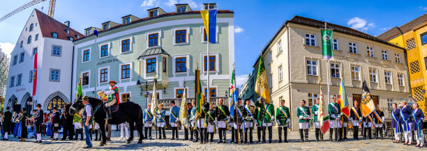 participantes en un desfile en el "día de la cerveza" con trajes históricos en freising - parade music music festival town fotografías e imágenes de stock