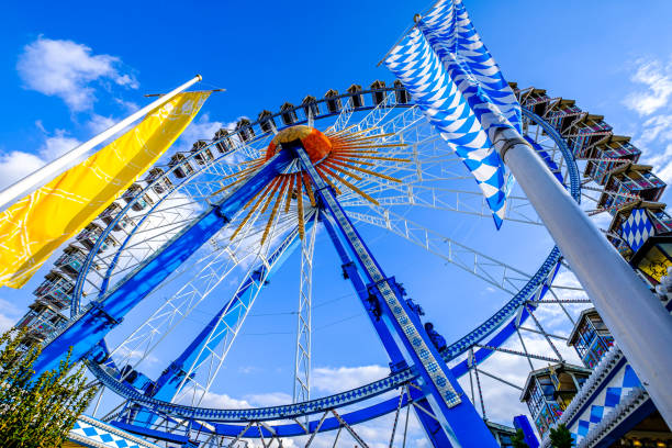 festival da primavera em munique - alemanha - amusement park oktoberfest munich chain swing ride - fotografias e filmes do acervo