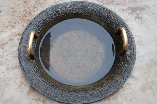 gold basih washes my hands,Ancient Chinese kung fu when people will retire at a ceremony, both hands is put into the basin of water qing dynasty bronze, oath will hereafter no longer use force, right.