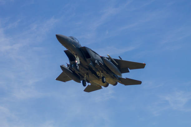 eagle landing - f15 photos et images de collection