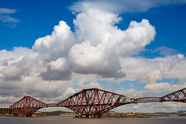 ponte ferroviária firth of forth em queensferry edimburgo, escócia - firth of forth rail bridge bridge edinburgh europe imagens e fotografias de stock