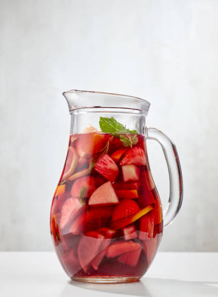 jarro de sangria vermelha - red jug - fotografias e filmes do acervo