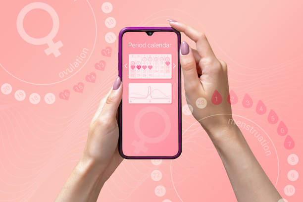 aplikacja mobilna do śledzenia cyklu miesiączkowego na ekranie smartfona w rękach kobiety. nowoczesne technologie śledzenia zdrowia kobiet, planowania ciąży - menses zdjęcia i obrazy z banku zdjęć