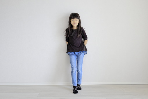 Japanese girl leaning on the wall (7 years old)
