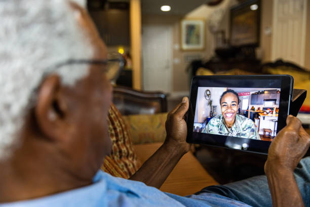 padre y daugther del ejército hablando en video chat - people army soldier gray hair white hair fotografías e imágenes de stock