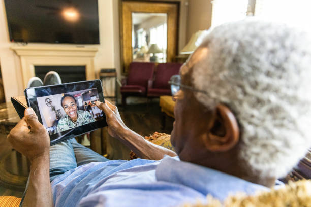 padre y daugther del ejército hablando en video chat - people army soldier gray hair white hair fotografías e imágenes de stock