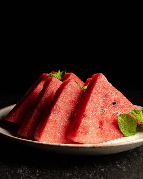 frische einer scheibe wassermelone - watermelon fruit summer portion stock-fotos und bilder