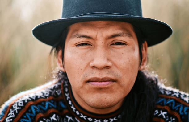 retrato do homem equatoriano olhando para a câmera na natureza - mid adult men portrait hat human face - fotografias e filmes do acervo