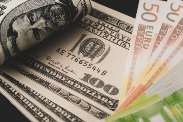黒の背景にドルとユーロの紙幣 - currency exchange currency euro symbol european union currency ストックフォトと画像