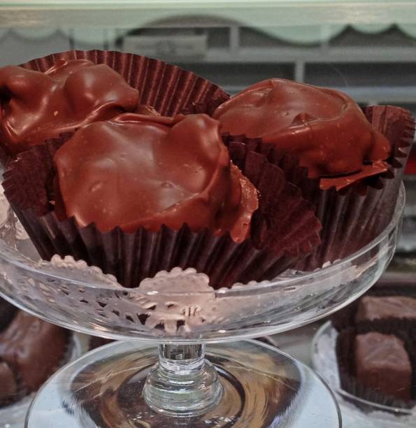 шоколад с орехами - doily candy bowl dishware стоковые фото и изображения