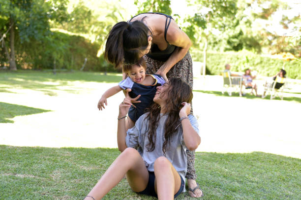 istock madre jugando con sus hijos 1394680111