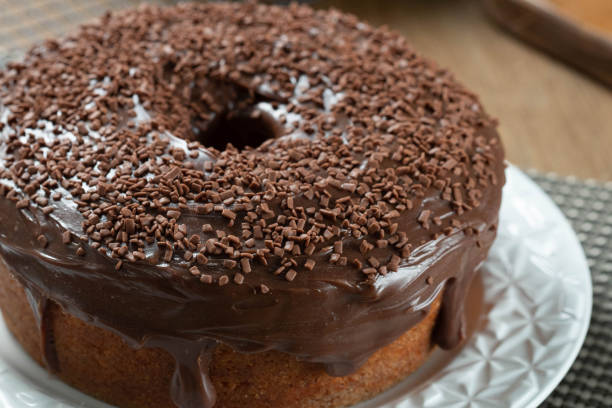 schokoladenkuchen auf holztisch mit schokoladenstreuseln. brigadeiro. typisch brasilianisch süß. - cupcake chocolate icing candy stock-fotos und bilder