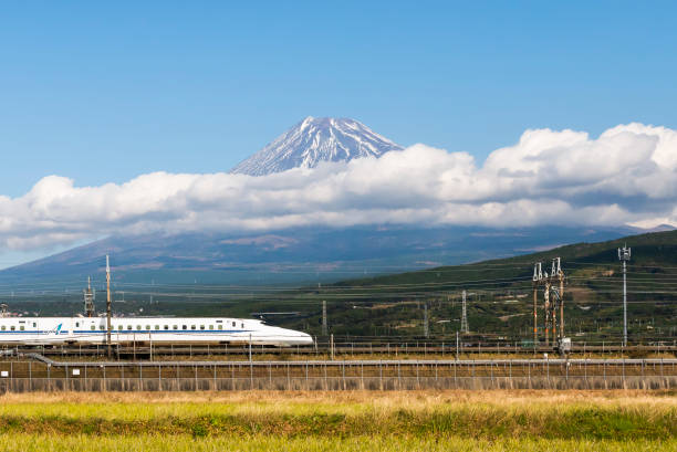 新幹線と富士山 , 静岡県, 日本 - peak to peak ストックフォトと画像