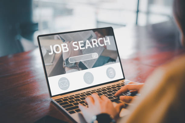 conceito de busca de emprego, encontre sua carreira, mulher olhando para o site online pelo computador portátil. pessoas em busca de vagas ou vagas na internet, recrutamento, busca de emprego. economia desempregada e pobre - job search fotos - fotografias e filmes do acervo