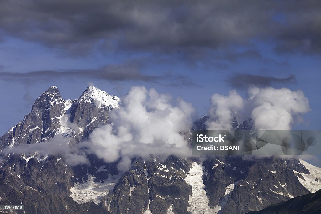 Monte Ushba em nuvens Cáucaso montanhas, Georgia, Svaneti. - Foto de stock de Beleza natural - Natureza royalty-free