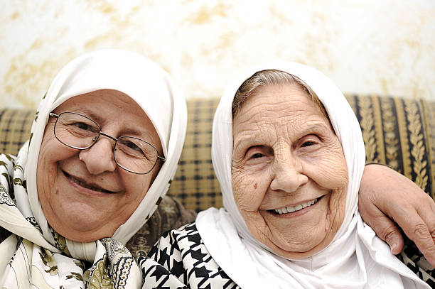 dos mujeres de edad avanzada - women islam middle eastern ethnicity arabic style fotografías e imágenes de stock