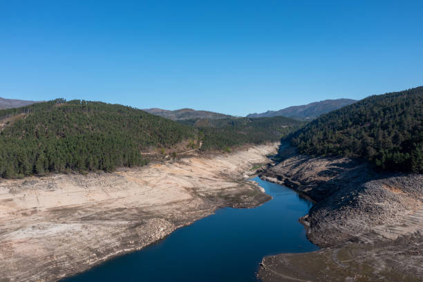 枯渇して空っぽのアルトリンドーゾ貯水池と湖の眺め - ourense province ストックフォトと画像