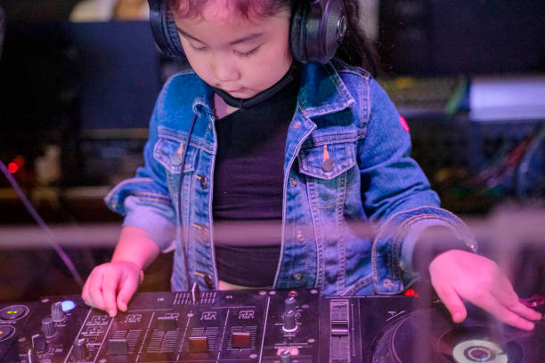 la niña toca como dj en concierto. - talent show audio fotografías e imágenes de stock