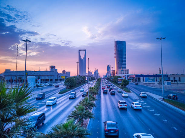 riyadh city al tramonto - highway nobody town urban road foto e immagini stock