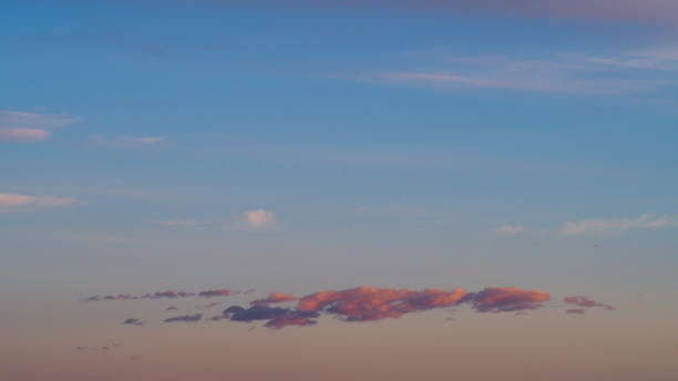 pôr do sol em um dia nublado - cirrocumulus - fotografias e filmes do acervo