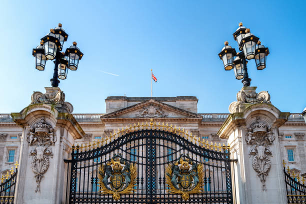 palacio de buckingham, londres, con escudo de armas y linternas ornamentadas. residencia de la reina isabel ii, que ha reinado durante 70 años. - reina isabel ii de inglaterra fotografías e imágenes de stock