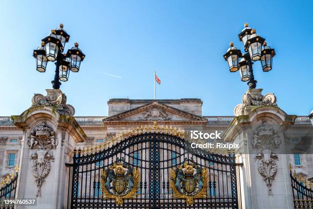 Photo libre de droit de Buckingham Palace Londres Avec Armoiries Et Lanternes Ornées Résidence De La Reine Elizabeth Ii Qui Règne Depuis 70 Ans banque d'images et plus d'images libres de droit de Elisabeth II