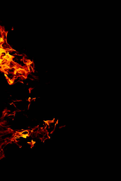 jasny ognisty symbol na czarnym tle. tło ognia. płomień ognia na czarnym tle - flaming torch zdjęcia i obrazy z banku zdjęć