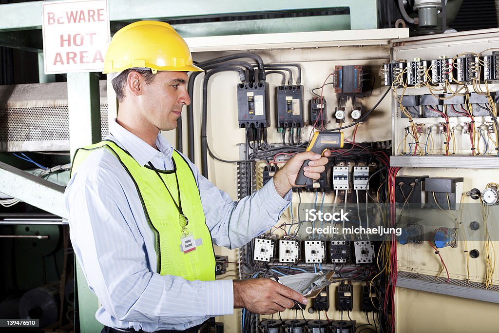 Elektriker überprüfen industrial machine control box Temperatur - Lizenzfrei Elektriker Stock-Foto