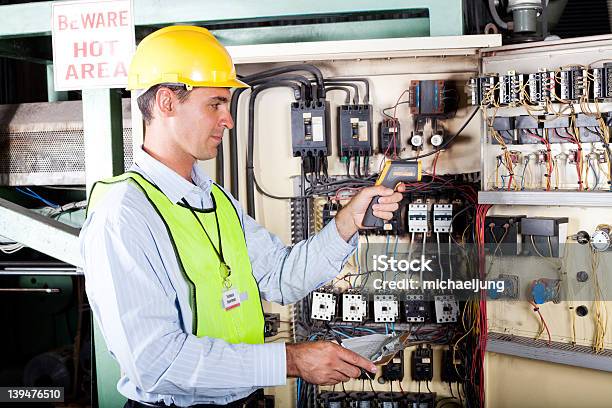 Elektriker Überprüfen Industrial Machine Control Box Temperatur Stockfoto und mehr Bilder von Elektriker