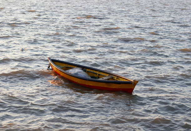 schöne landschaft von fischerbooten auf dem meer. eine rote und gelbe farbe einzelne boote und sehr kleine boote zum angeln. befindet sich im distrikt diu des unionsterritoriums daman und diu, indien - fishermen harbor stock-fotos und bilder