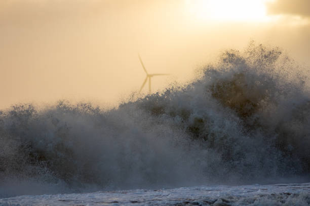 The power of quiet wind and the power of the powerful wave as it looks.
