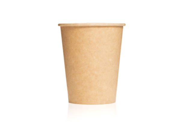 vaso de cartón de papel artesanal reciclado sobre un fondo blanco aislado - take out food coffee nobody disposable cup fotografías e imágenes de stock