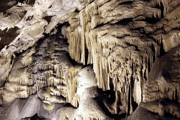 a caverna da ilha de antiparos na grécia. - prehistoric antiquity - fotografias e filmes do acervo
