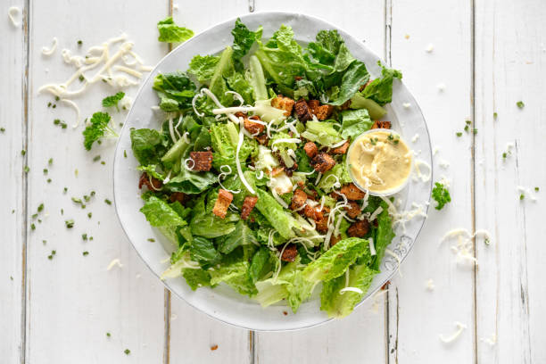 salade césar - salade composée photos et images de collection