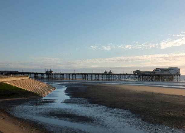 vista del muelle norte de blackpool al atardecer con el paseo marítimo y la playa iluminados por la luz del sol de la tarde - north pier fotografías e imágenes de stock