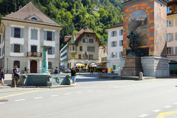 casas ao redor de uma pequena praça na cidade de altdorf - william tell - fotografias e filmes do acervo