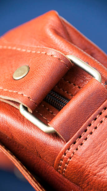 detalle del bolso de cuero marrón - leather belt sewing hide fotografías e imágenes de stock
