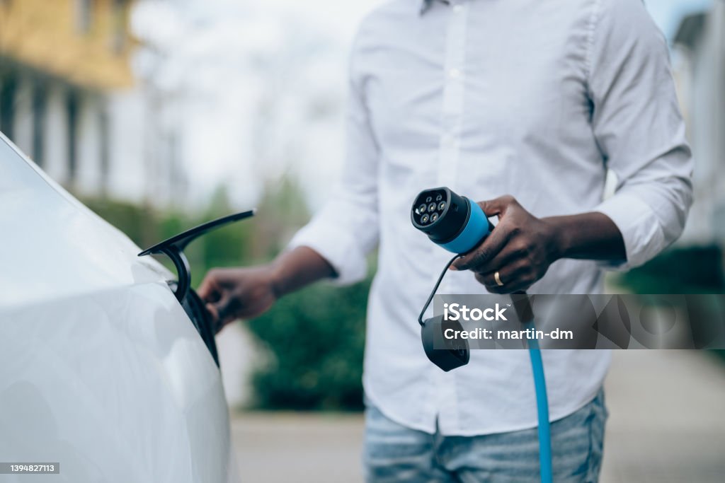 Man charging electric car - Royalty-free Elektrikli Araba Stok görsel