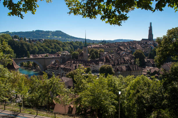 街のパノラマ、ベルン、スイス。川と橋のある歴史的な街の景色。 - berne europe tower fort ストックフォトと画像