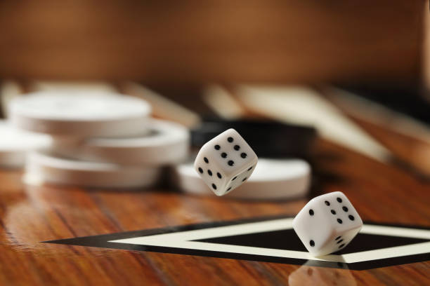 backgammon dice rolling - backgammon board game leisure games strategy foto e immagini stock