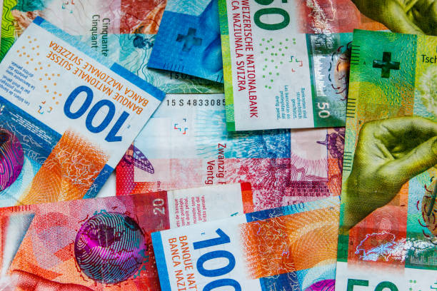 contesto delle diverse banconote in franchi svizzeri - swiss currency switzerland currency wages foto e immagini stock